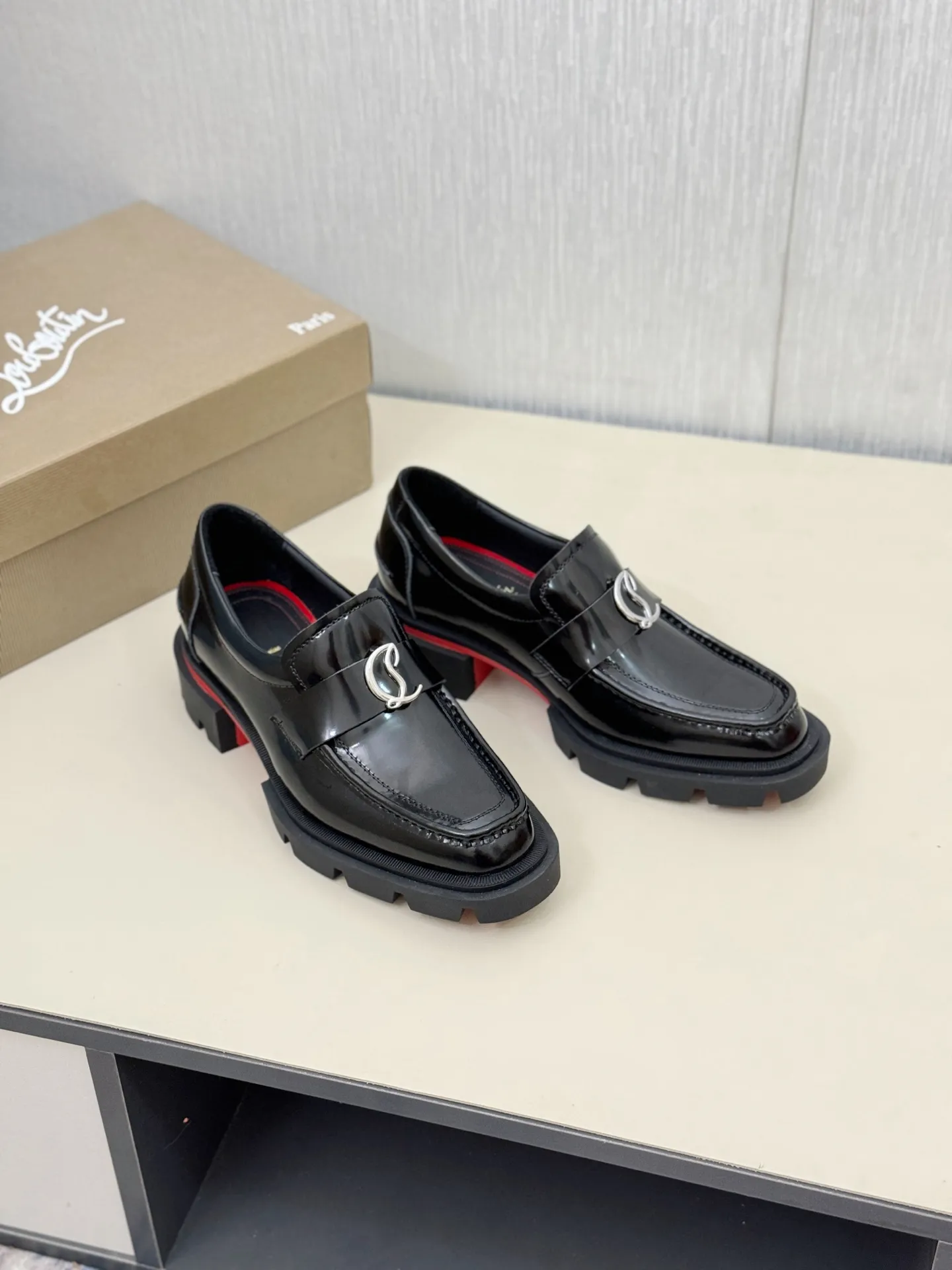 [CL～High-end men’s red-soled shoes] Top P: 880💰. Size: 39-44 (38.45.46 can be customized) 🆑Top original order purchasing agent Imported open-edge bead fabric and water-dyed cowhide inside 🉑️ Imported TPU rubber sole, wear-resistant and non-slip, full of European style.